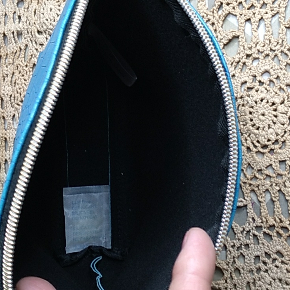 2 Elizabeth Arden Cosmetic Bags - Picture 9 of 9